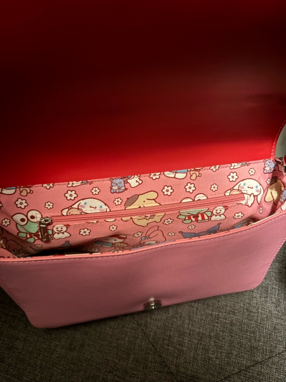 Loungefly Red Hello Kitty & Friends Crossbody Bag with Chain Strap - Picture 3 of 3